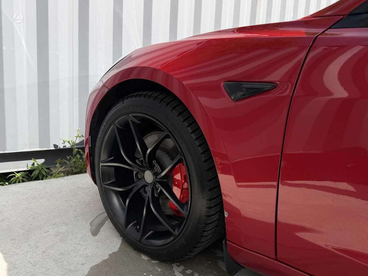 Tesla Model 3, sedanas