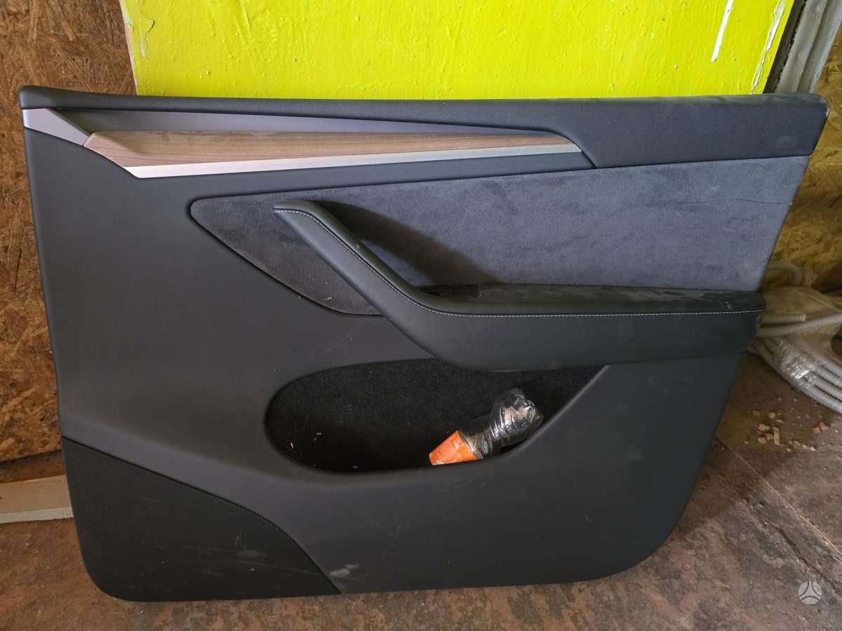Tesla Model Y dalimis