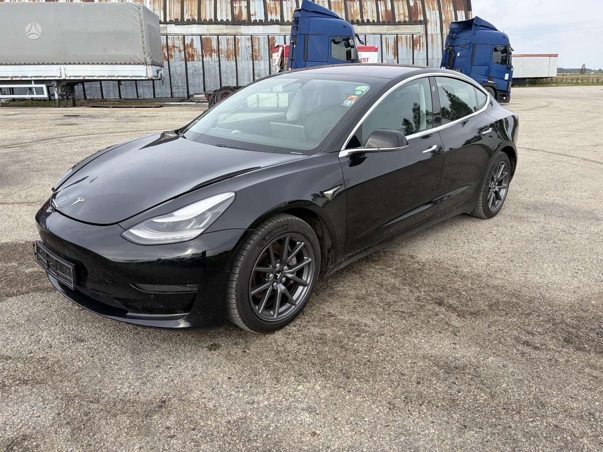 Tesla Model 3 - 1