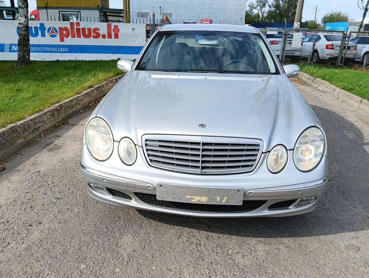 Mercedes-Benz E240, 2.6 l., Седан