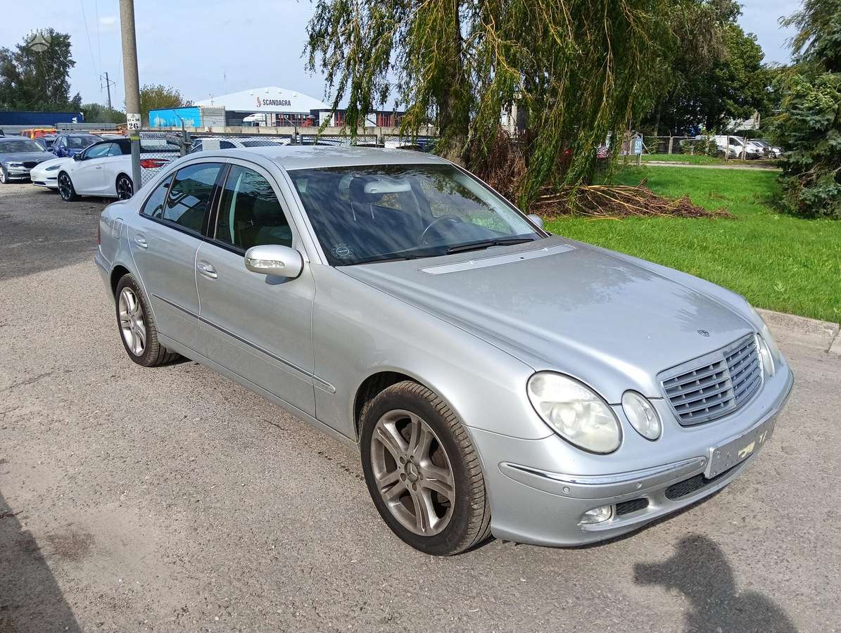 Mercedes-Benz E240, 2.6 l., Седан