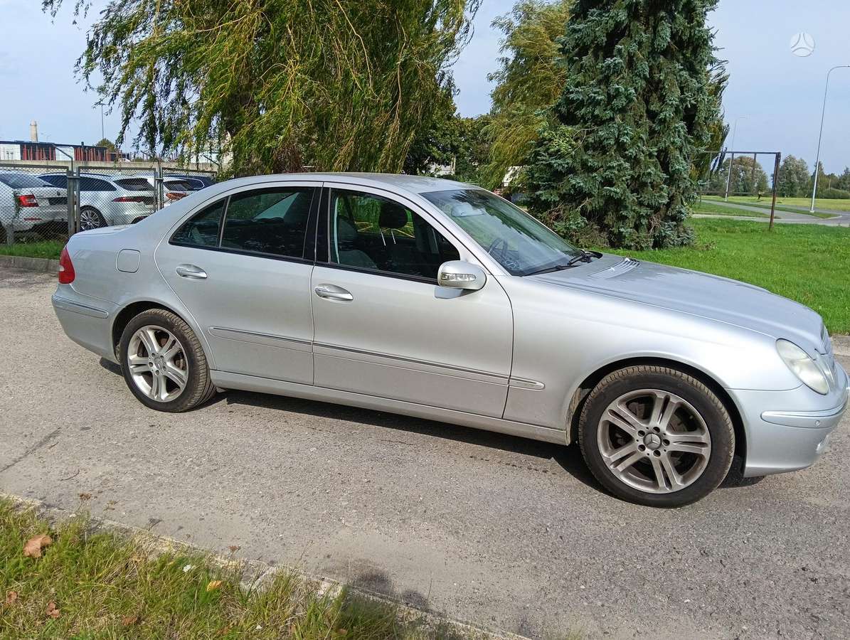 Mercedes-Benz E240, 2.6 l., Седан