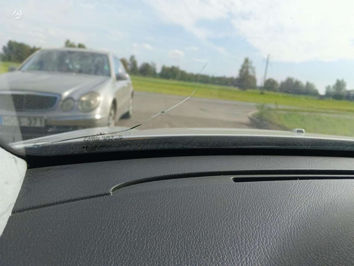 Mercedes-Benz E240, 2.6 l., Седан