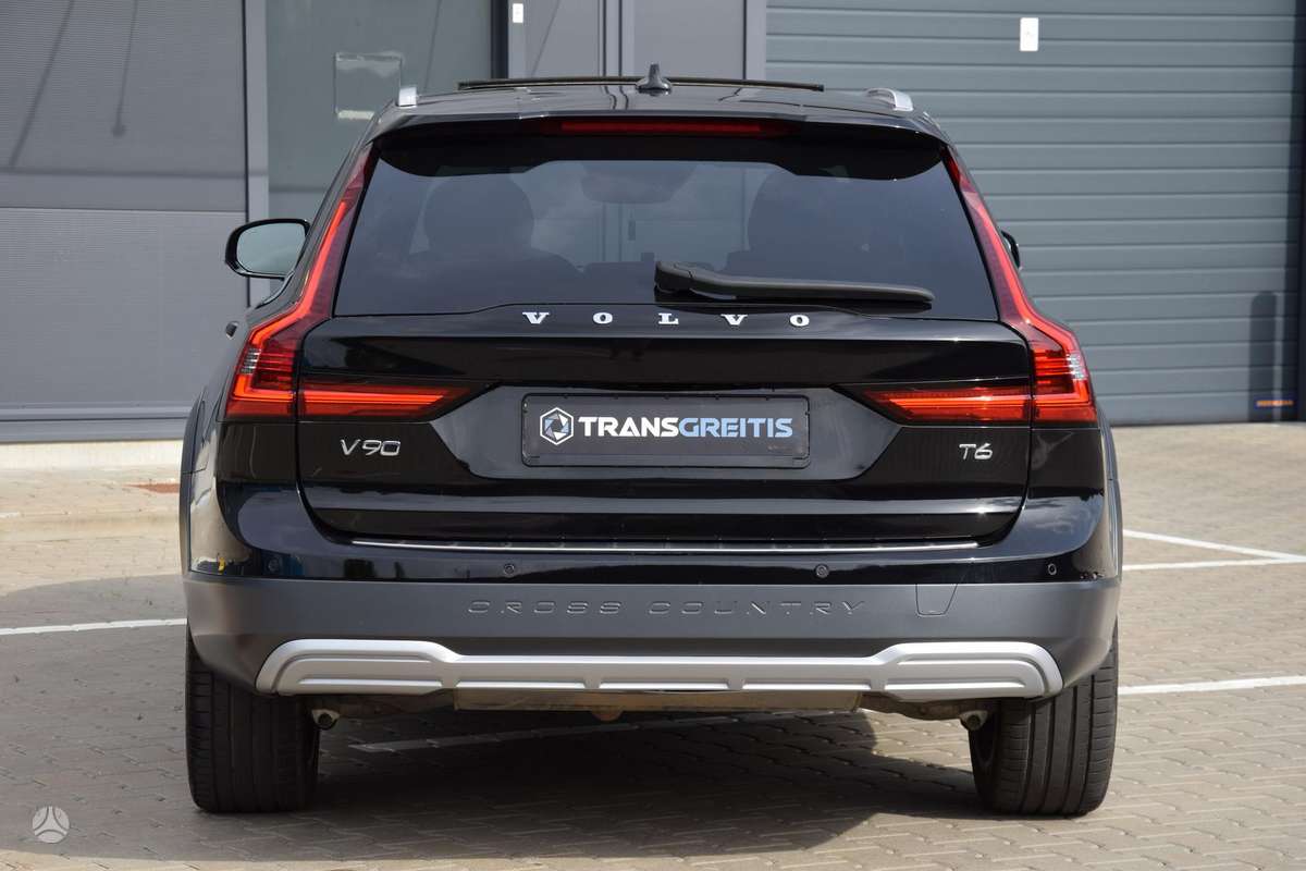 Volvo V90 Cross Country - 11