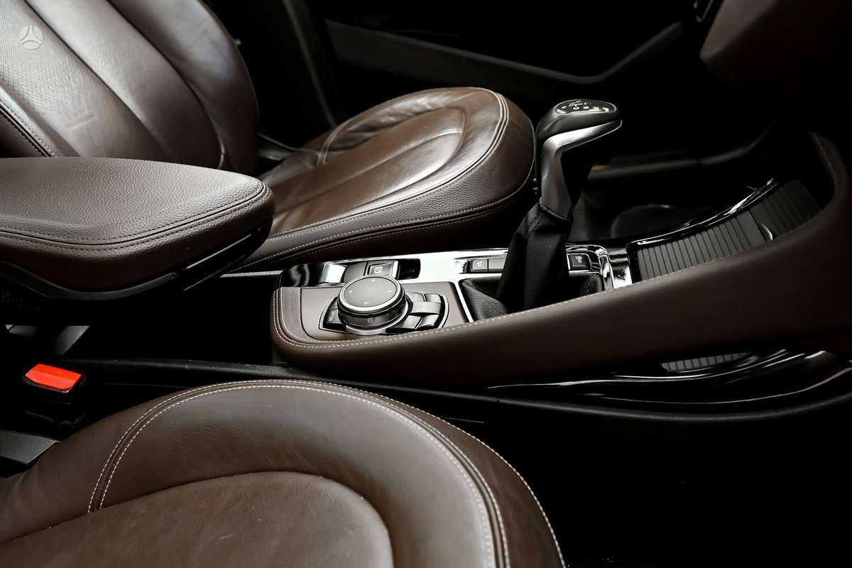 BMW X1, 2.0 l., off-road / crossover