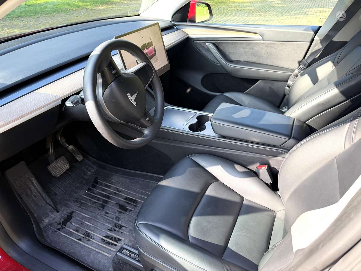 Tesla Model Y - 9