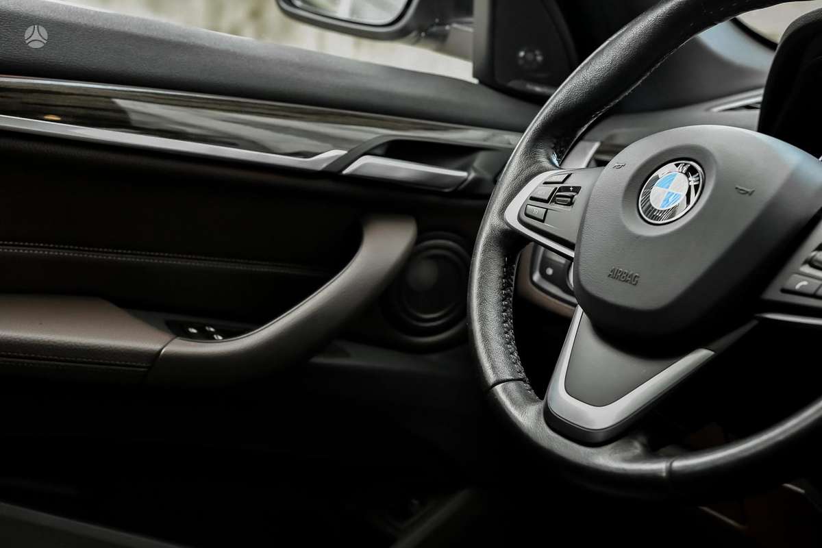 BMW X1, 2.0 l., off-road / crossover