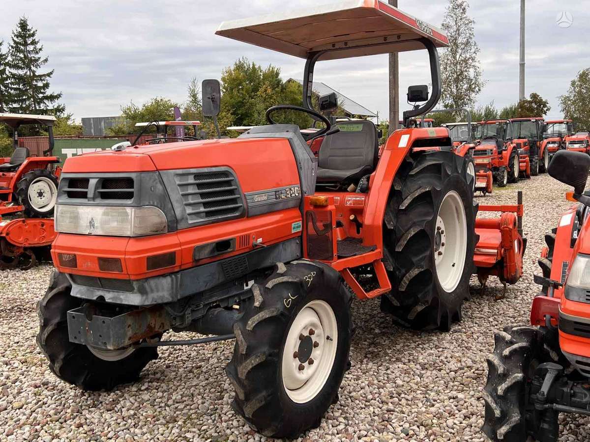Yanmar ĮVAIRIŲ MODELIŲ, traktoriai