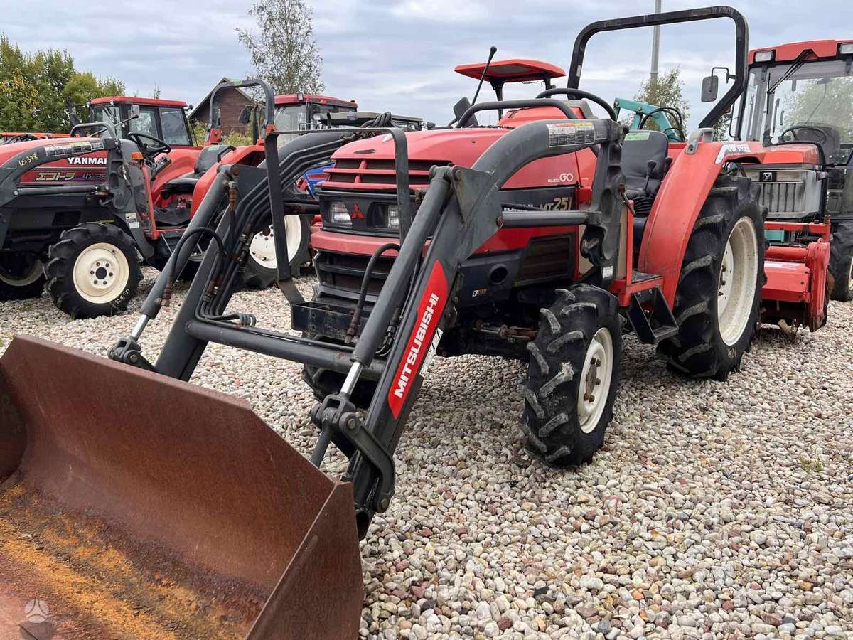 Yanmar ĮVAIRIŲ MODELIŲ, traktoriai