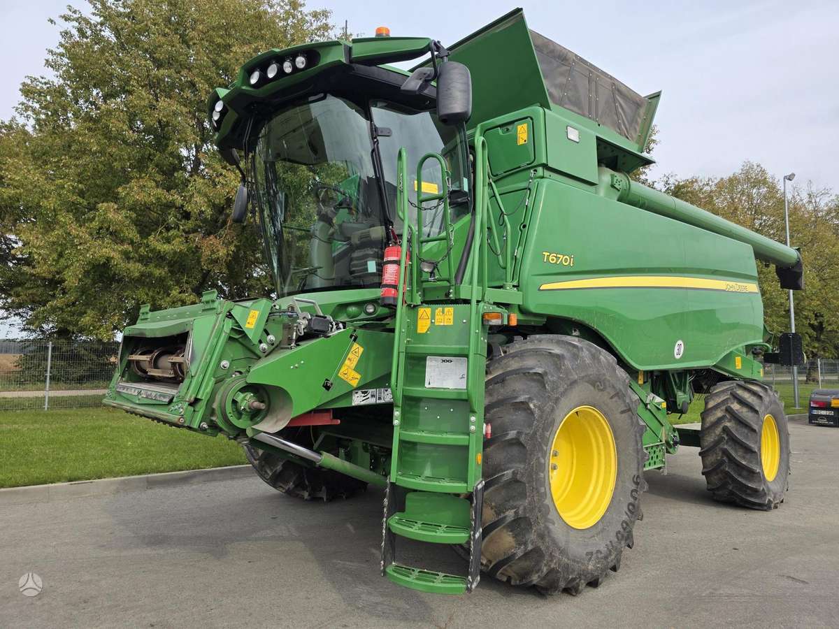 John Deere T670, kombainai