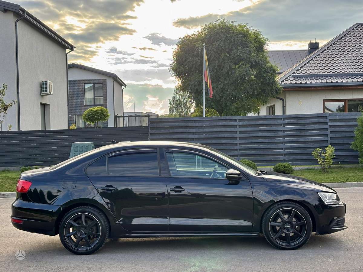 Volkswagen Jetta - 2