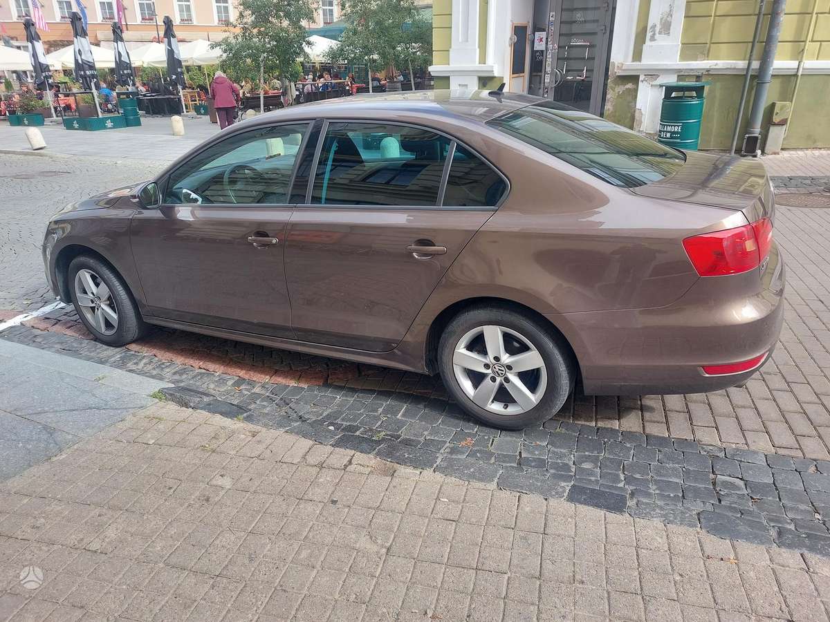 Volkswagen Jetta - 4