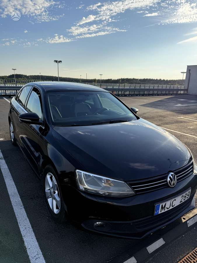Volkswagen Jetta - 1