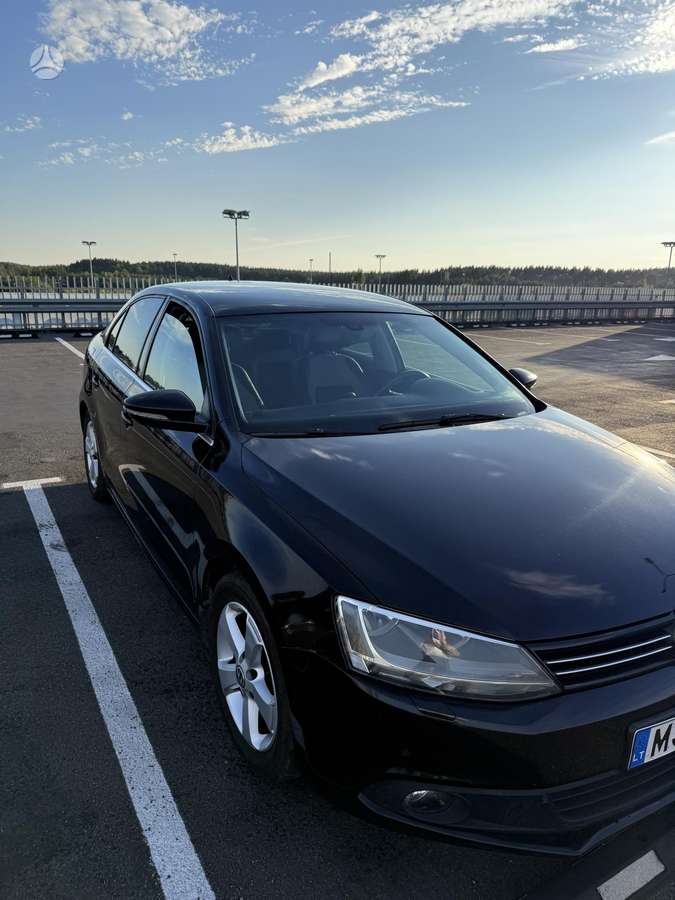 Volkswagen Jetta - 2