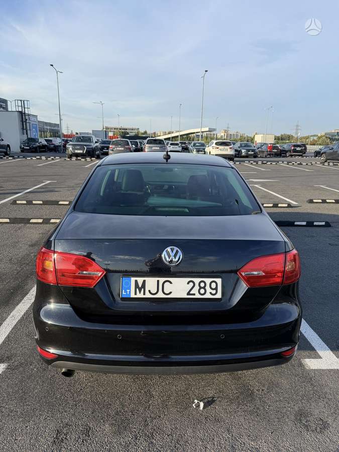 Volkswagen Jetta - 4