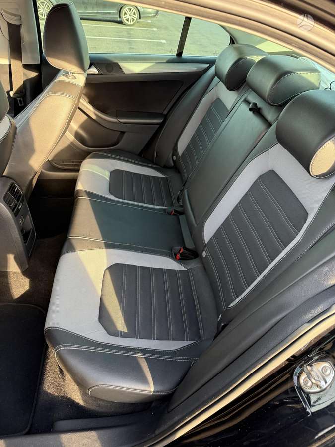 Volkswagen Jetta - 11