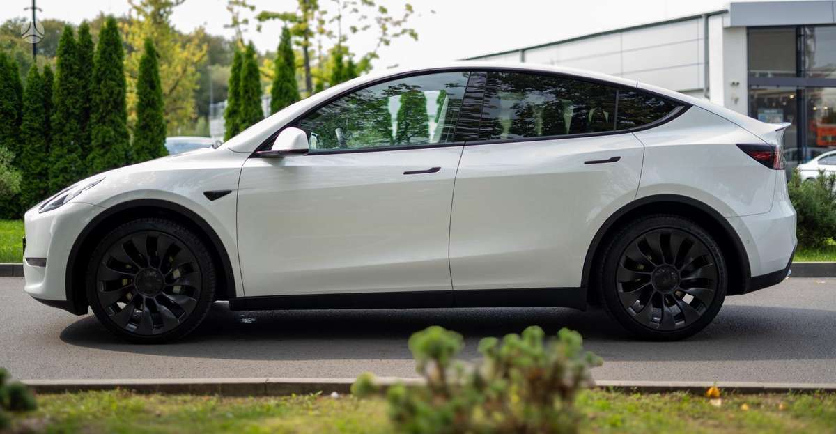 Tesla Model Y - 2