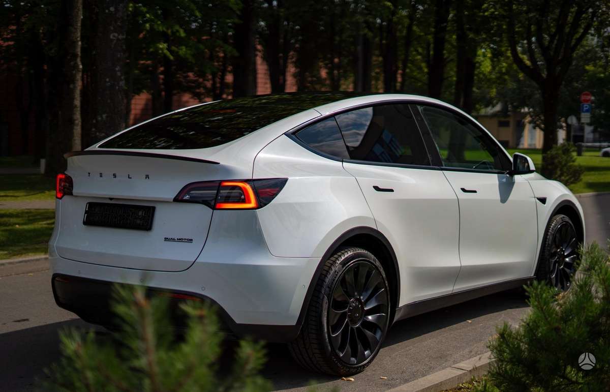 Tesla Model Y - 3