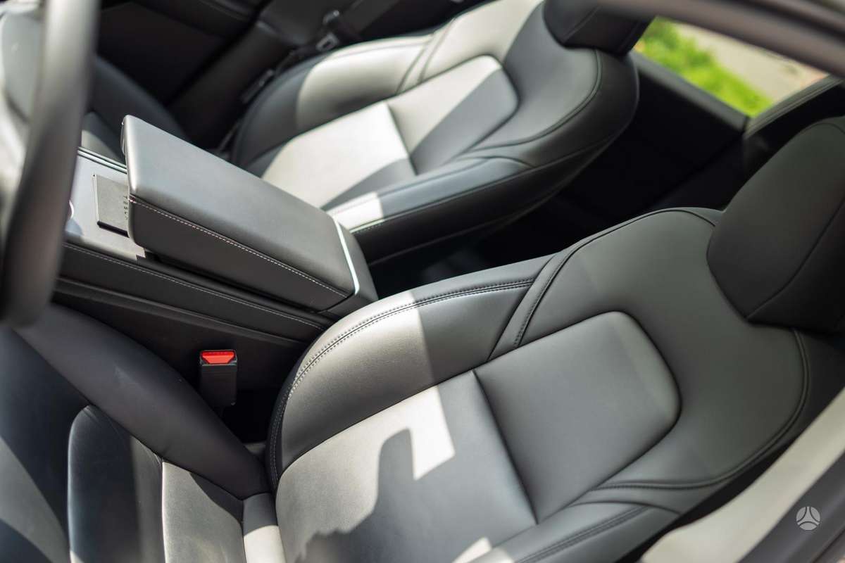 Tesla Model Y - 11