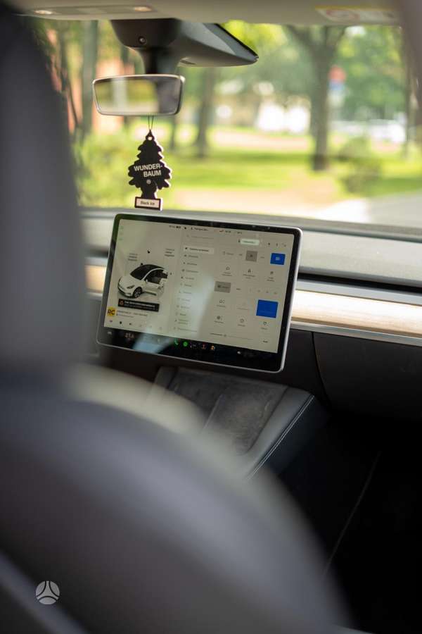 Tesla Model Y - 12