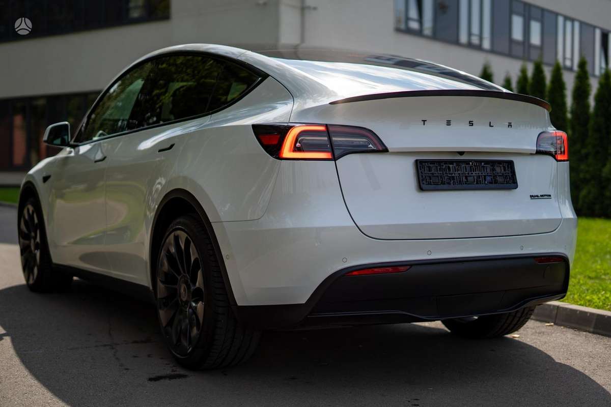 Tesla Model Y - 7