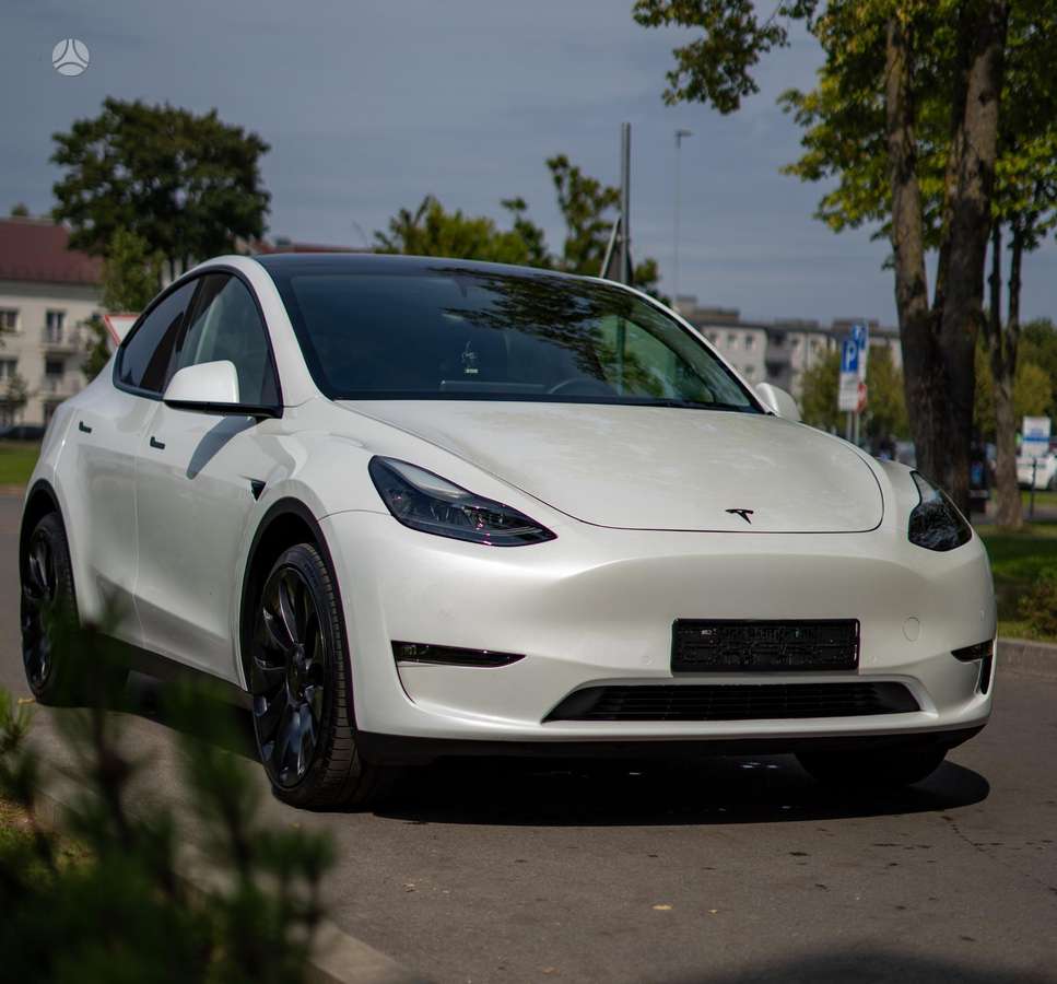 Tesla Model Y - 8