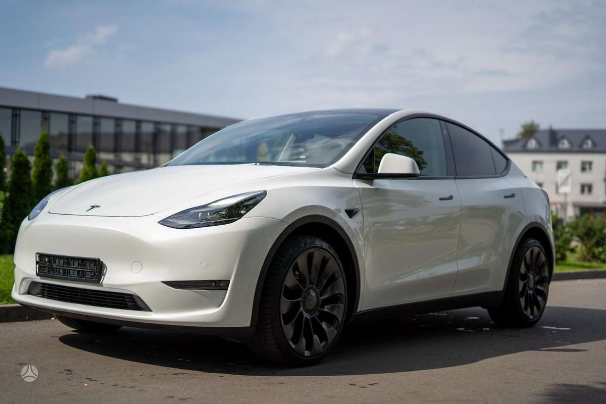 Tesla Model Y - 1