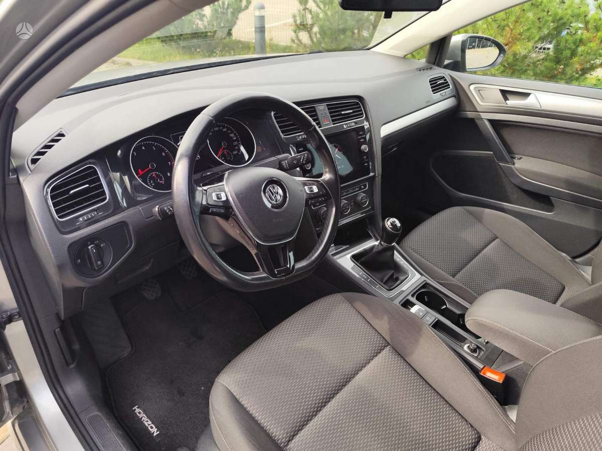 Volkswagen Golf - 10