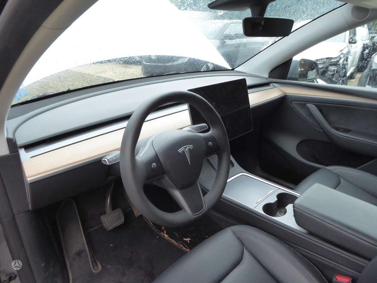 Tesla Model Y - 10