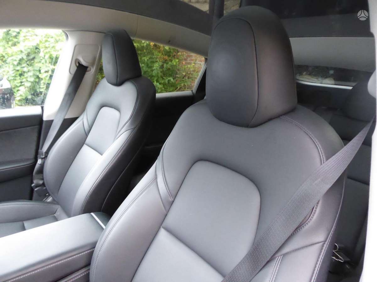 Tesla Model Y - 12