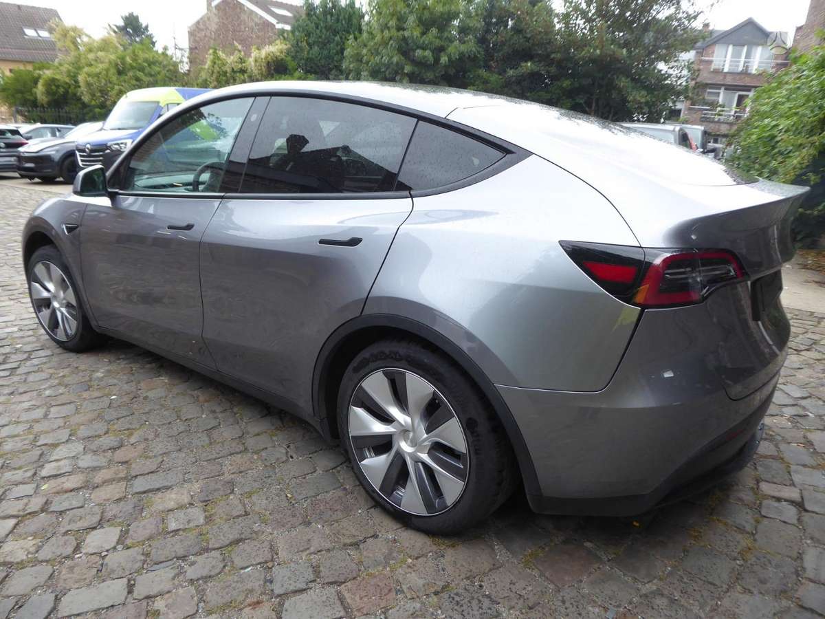 Tesla Model Y - 3