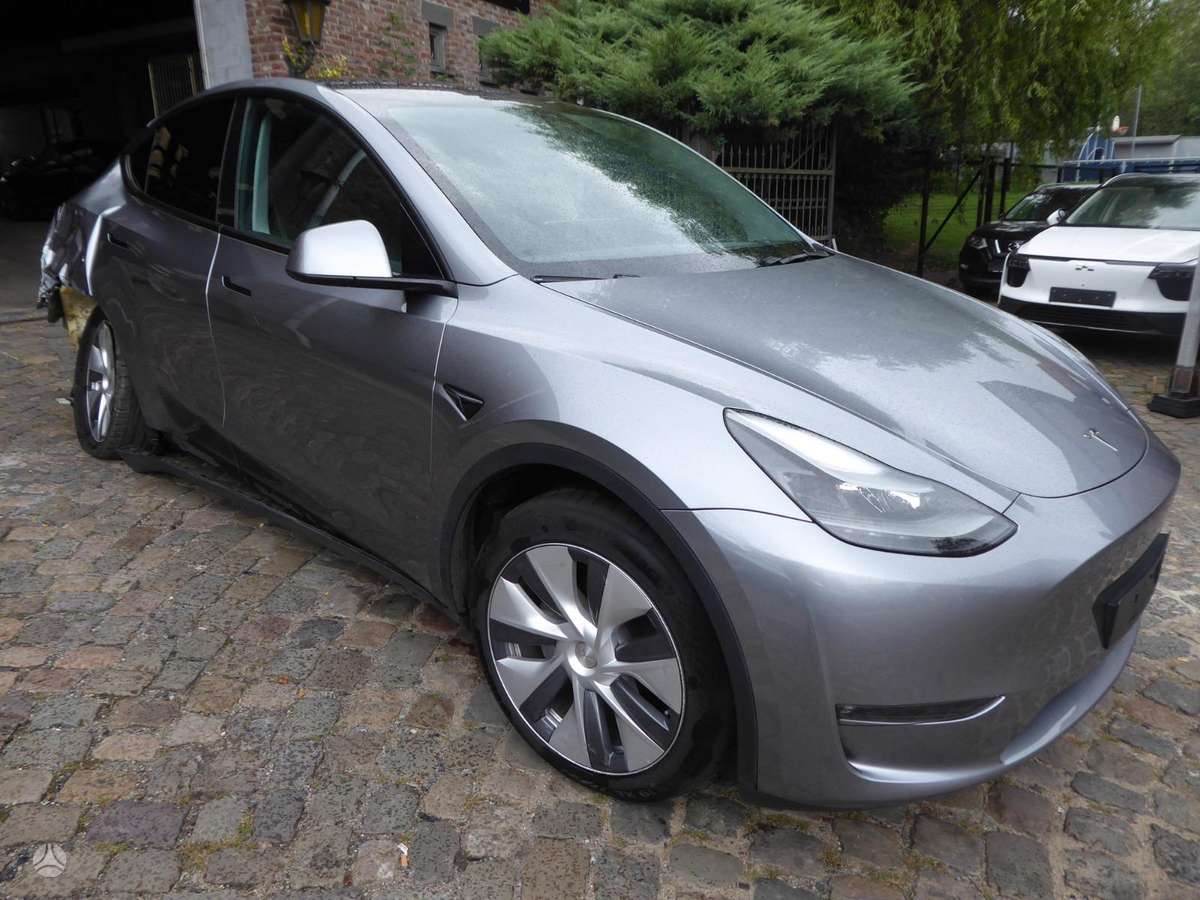 Tesla Model Y - 4