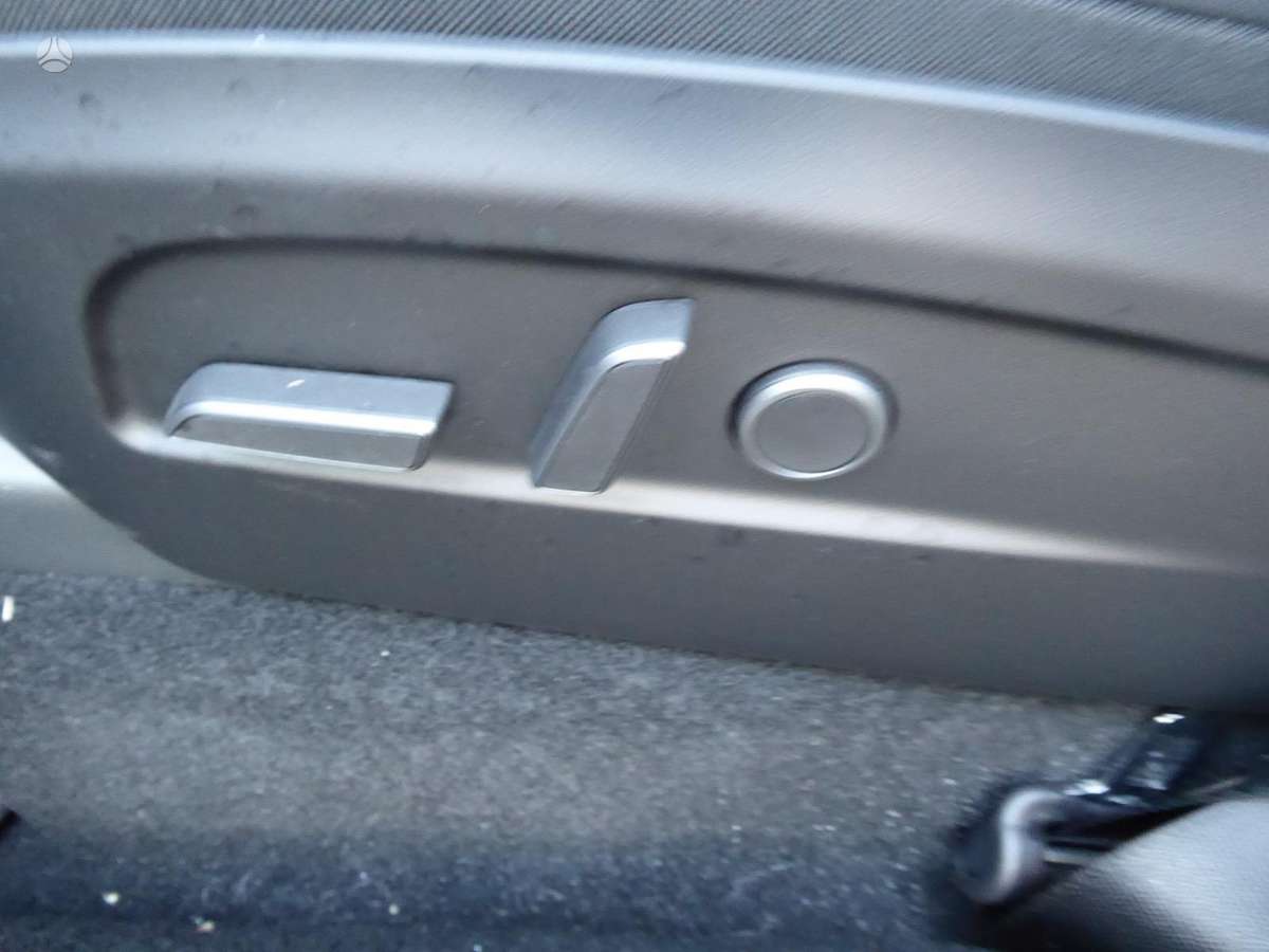 Tesla Model Y - 12