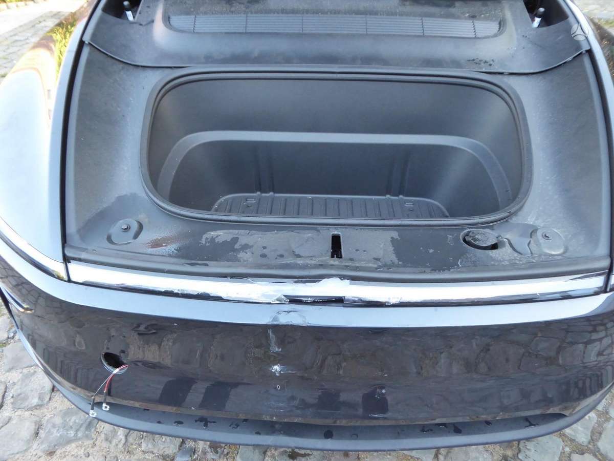 Tesla Model Y - 10