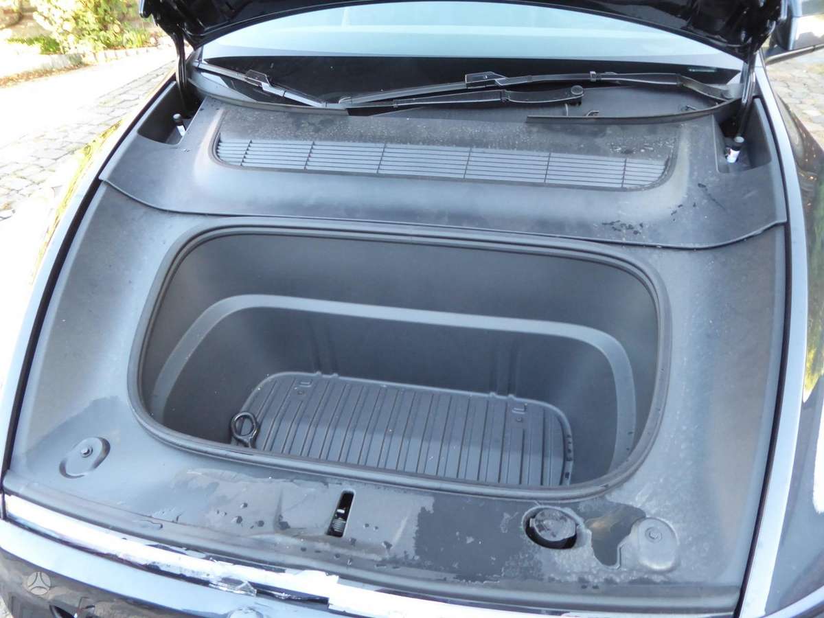 Tesla Model Y - 11