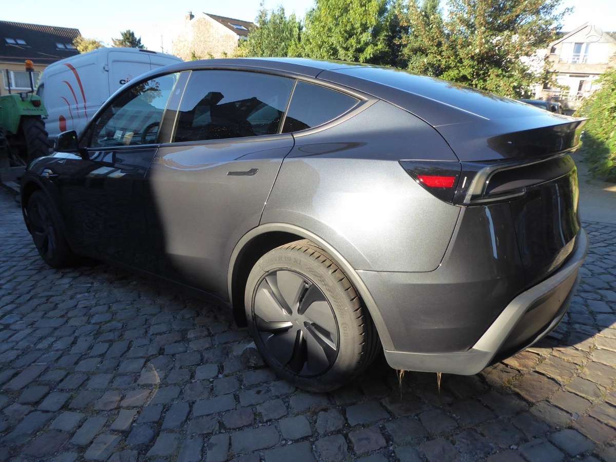 Tesla Model Y - 9