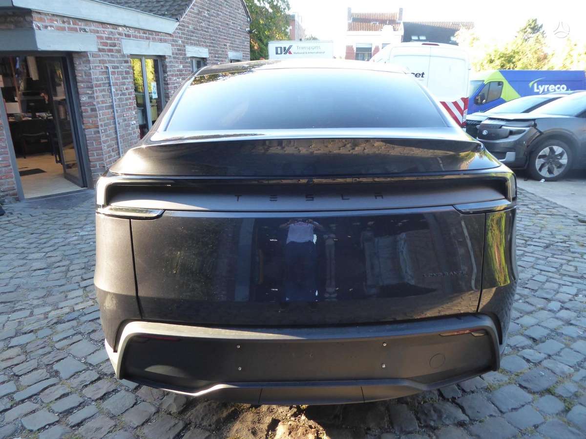 Tesla Model Y - 6
