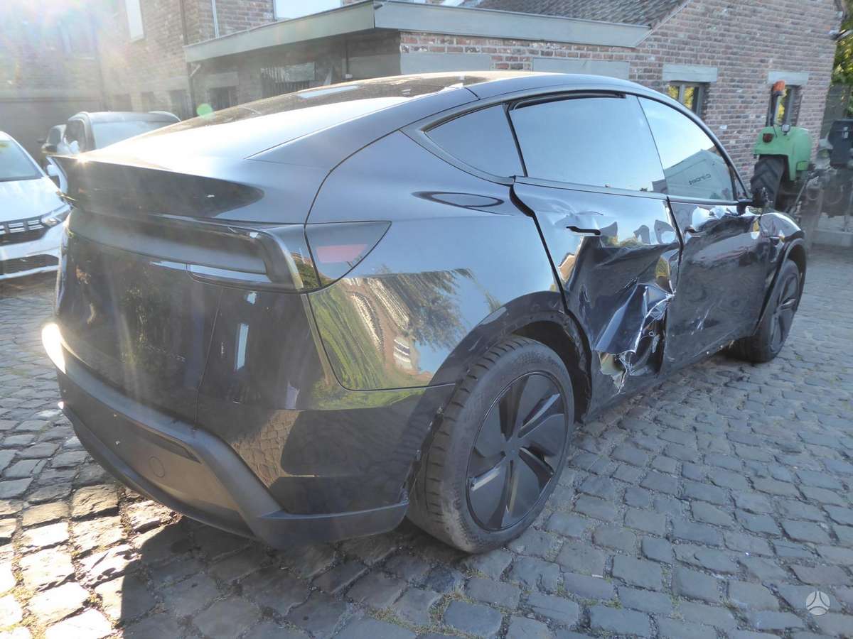 Tesla Model Y - 5