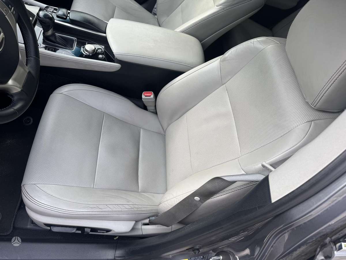 Lexus GS 300h - 11