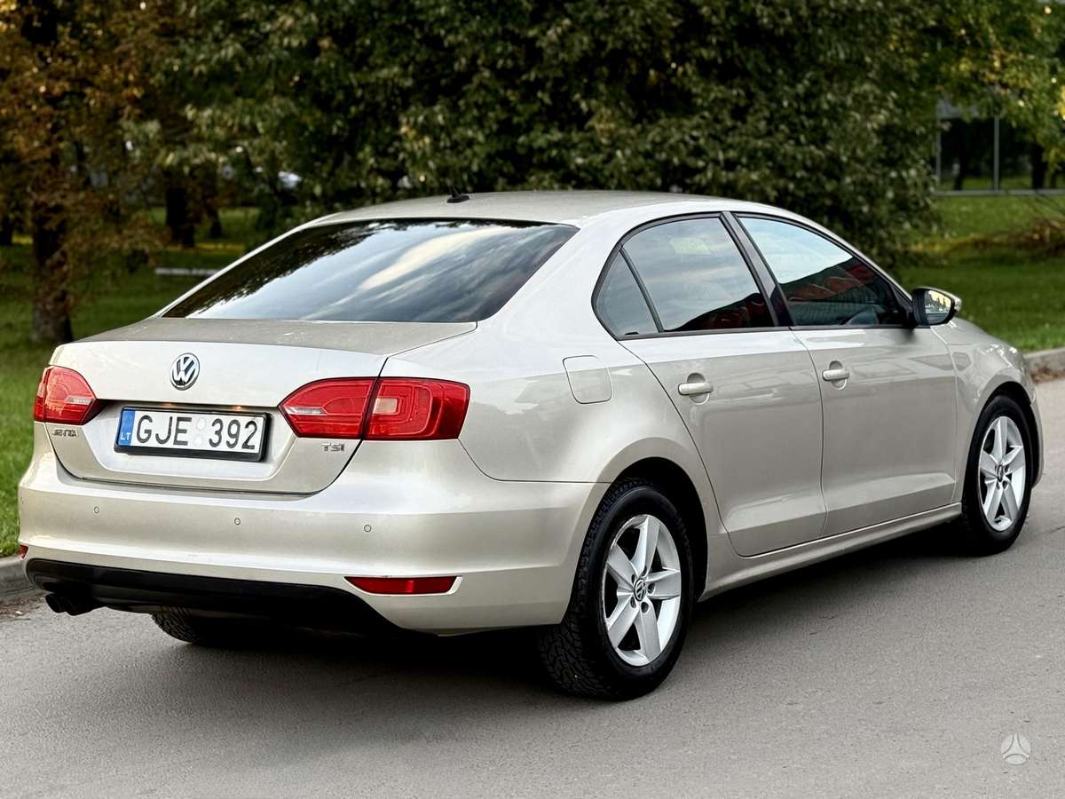 Volkswagen Jetta - 4