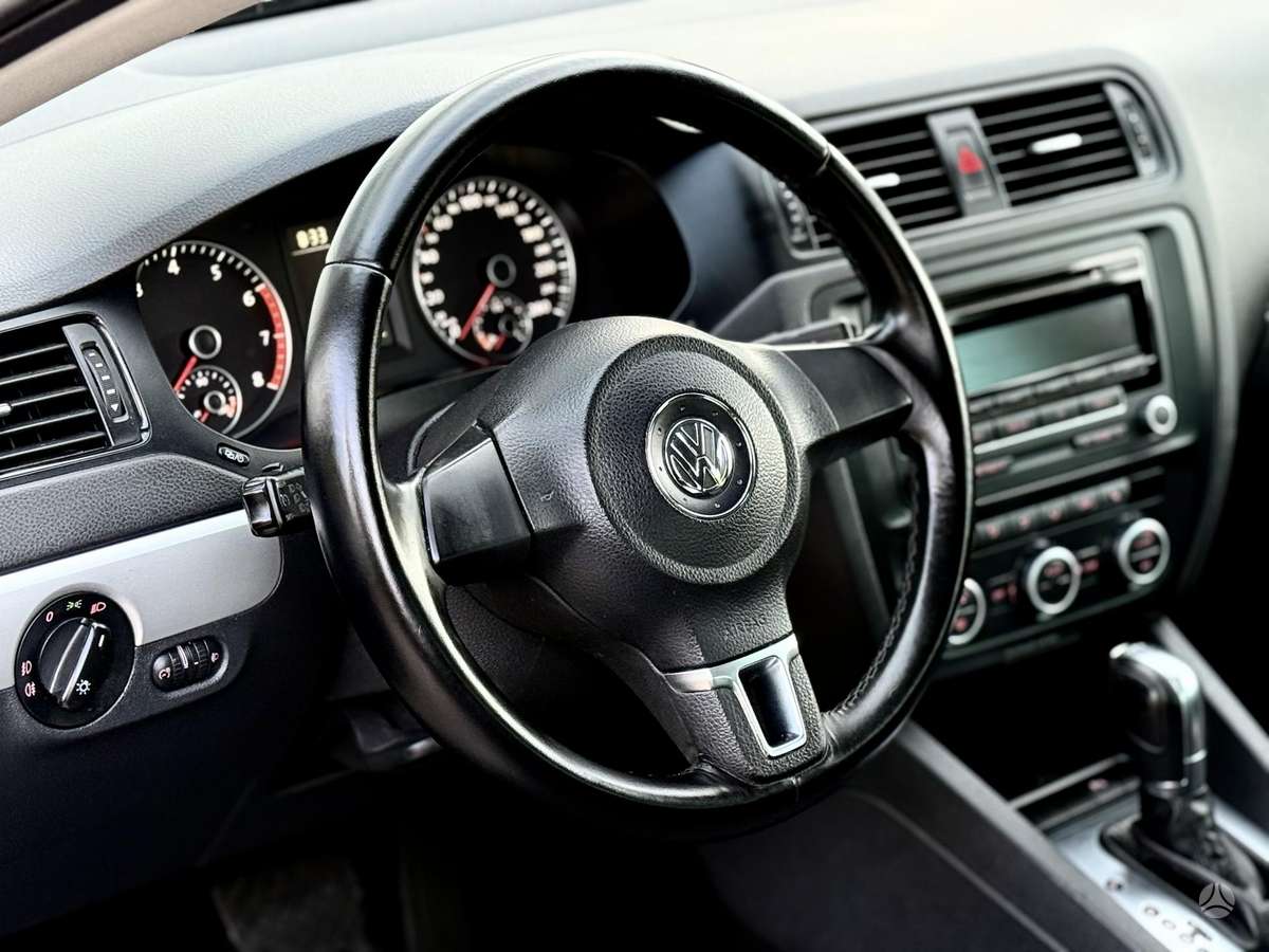 Volkswagen Jetta - 8