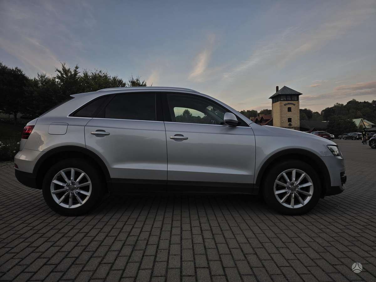 Audi Q3, 2.0 l., off-road / crossover