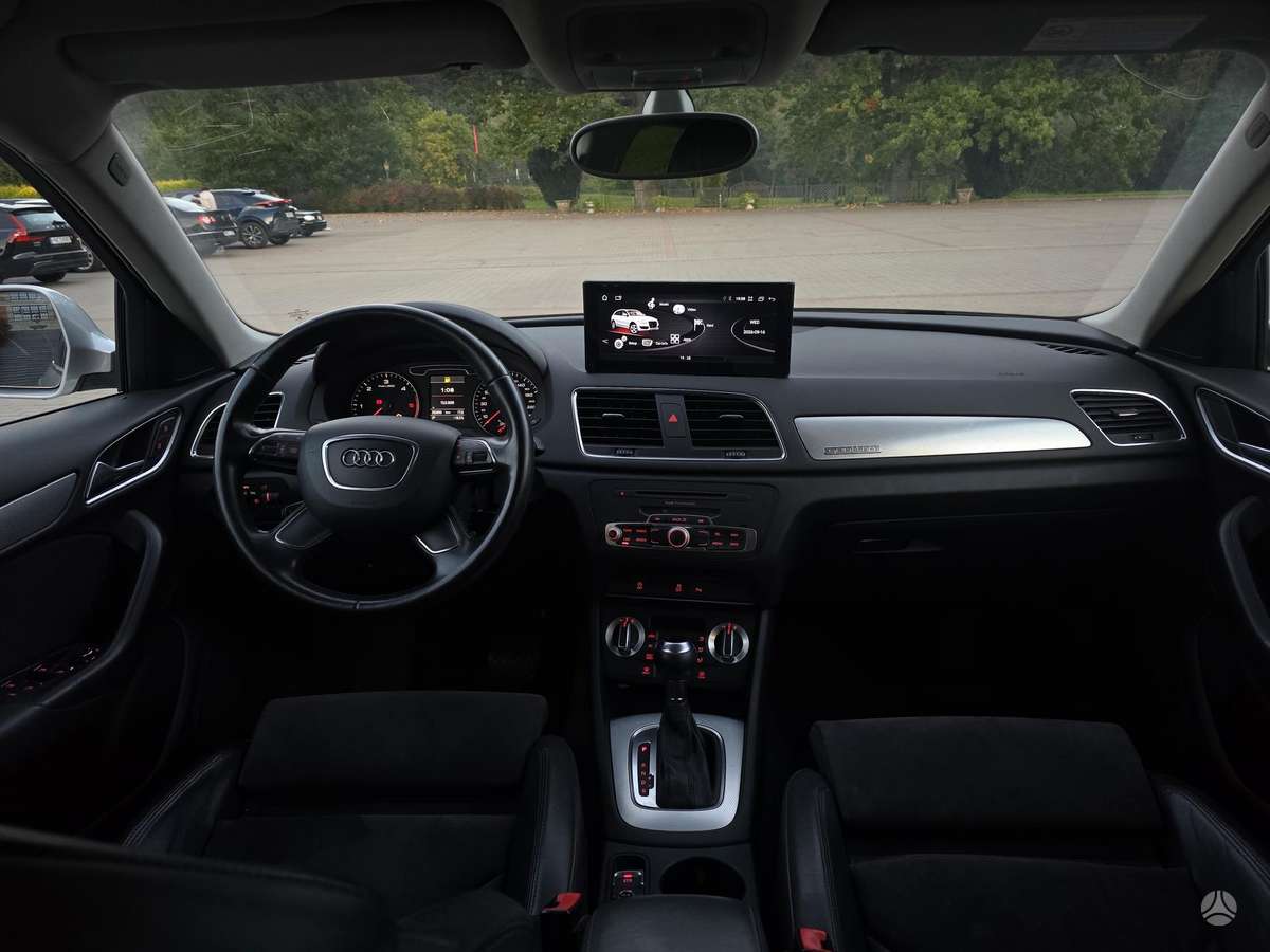 Audi Q3, 2.0 l., off-road / crossover