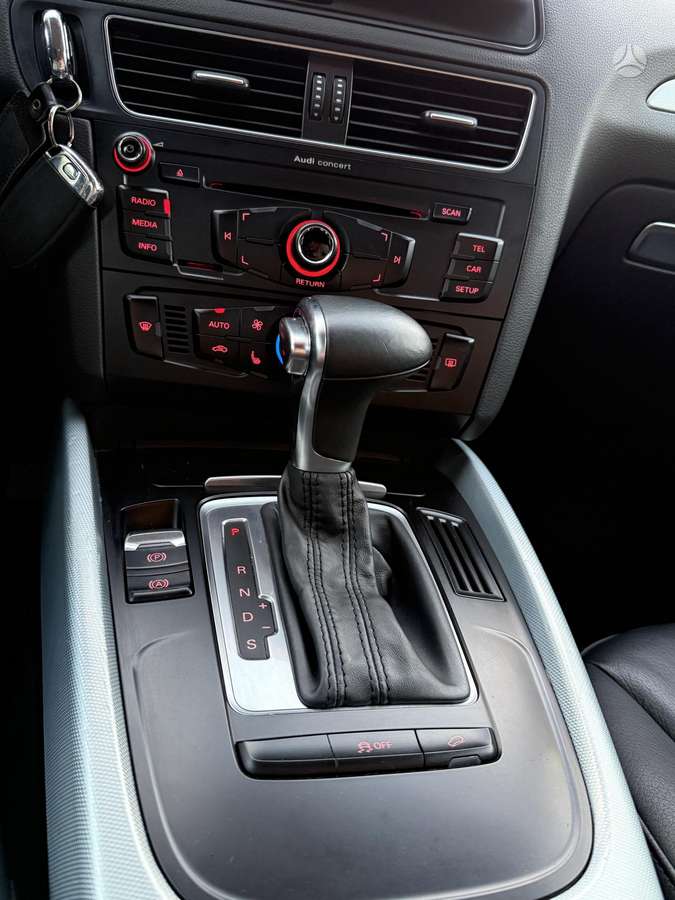 Audi Q5, 2.0 l., off-road / crossover