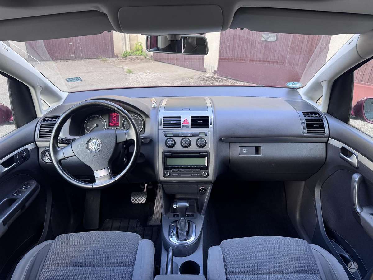 Volkswagen Touran - 8