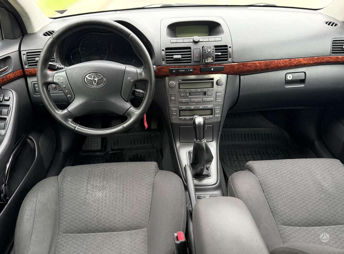 Toyota Avensis - 8