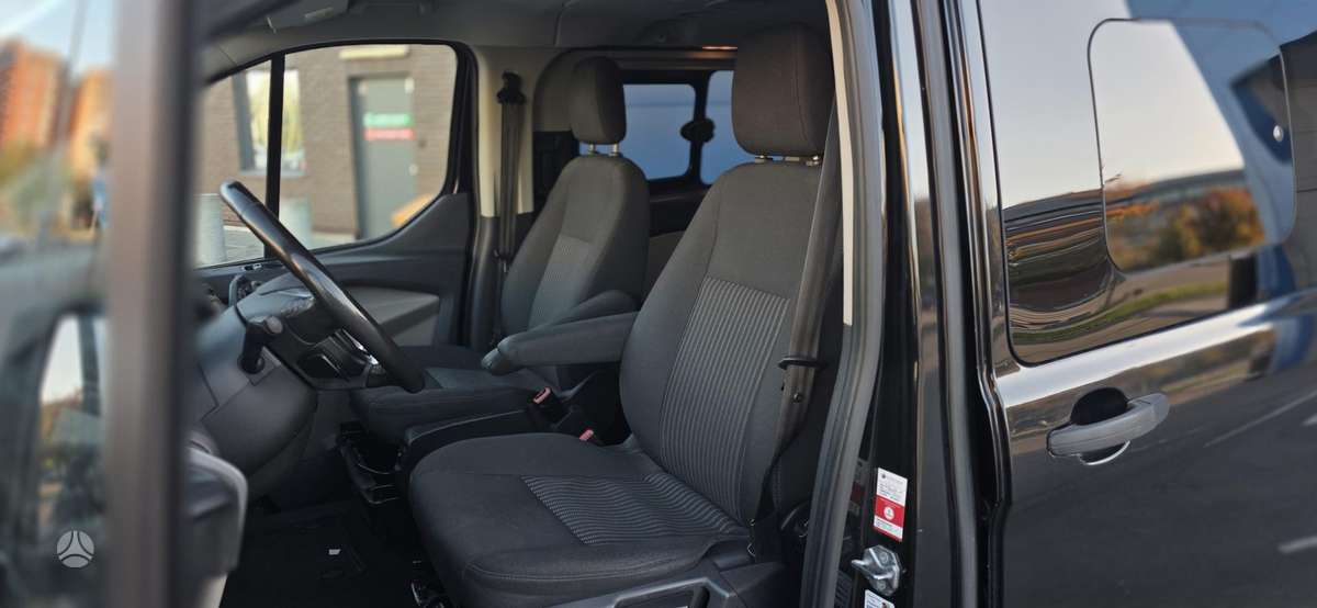 Ford Tourneo Custom - 11