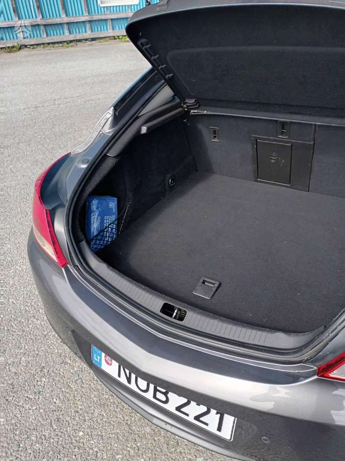 Opel Insignia, 2.0 l., Седан