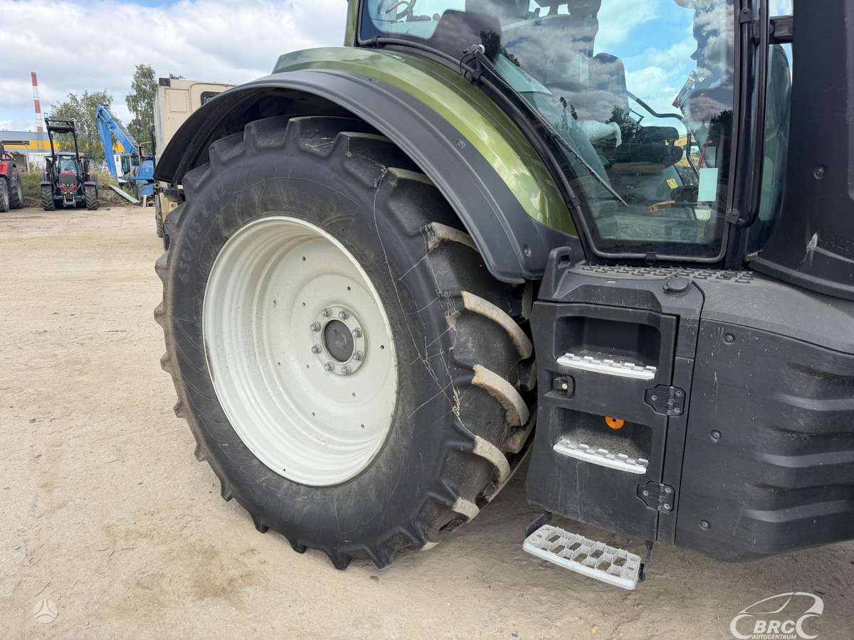 Valtra T235, tractors