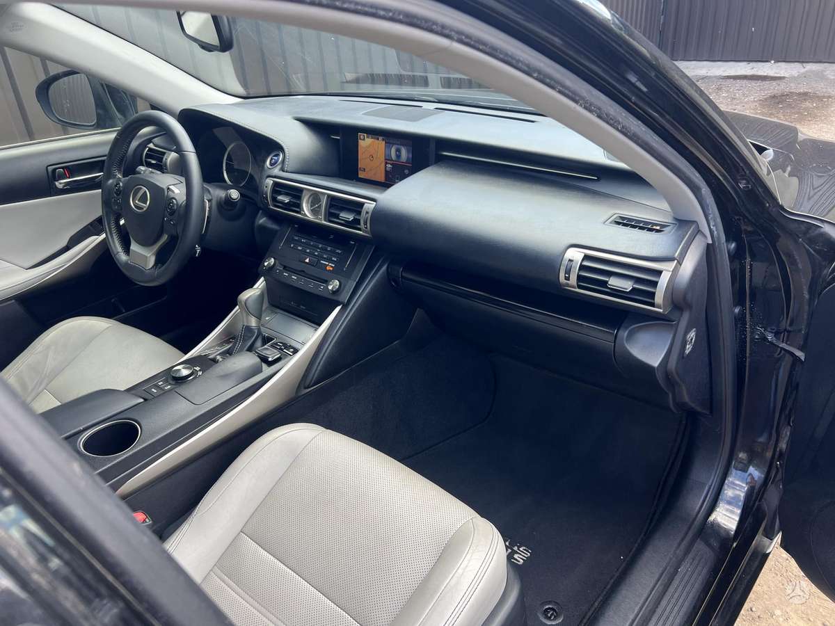 Lexus IS 300h, hatchback